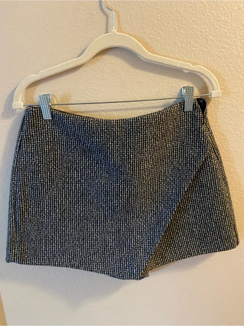 Dynamite Black & White Ribbed Mini Skort